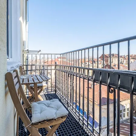 Bright - 2 Bedroom Apartment *