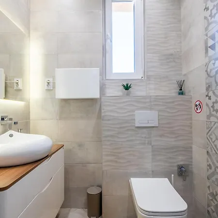 Bright - 2 Bedroom Apartment