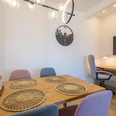 Bright - 2 Bedroom Apartment *