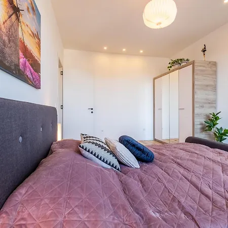 Apartment Bright - 2 Bedroom Sofia