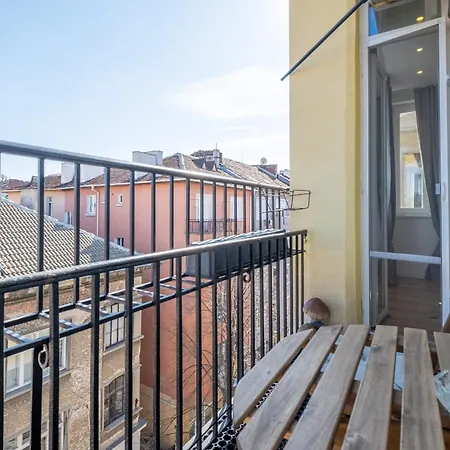 Bright - 2 Bedroom