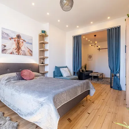Bright - 2 Bedroom Apartment
