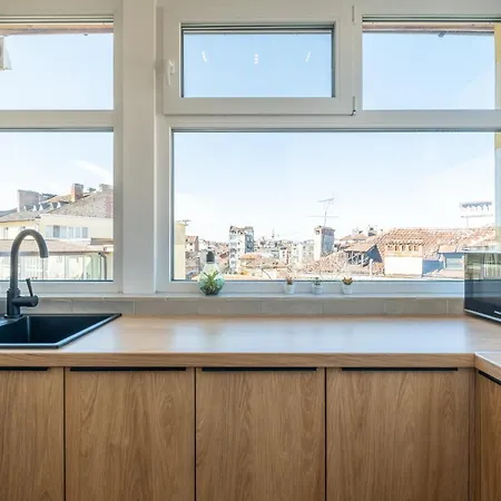 Bright - 2 Bedroom