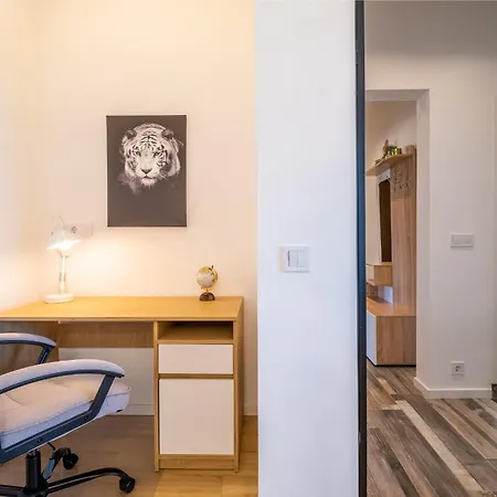 Bright - 2 Bedroom Apartment *