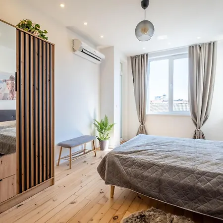 Bright - 2 Bedroom