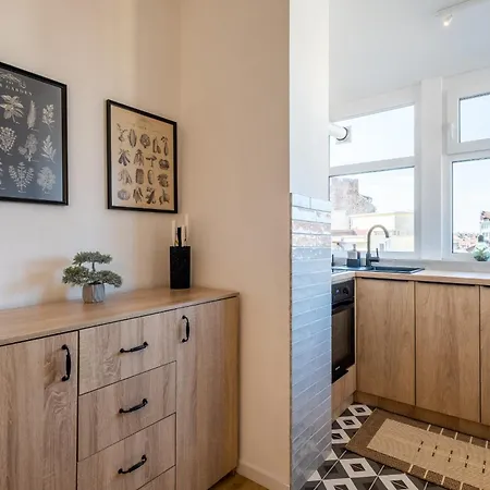 Bright - 2 Bedroom Apartment *
